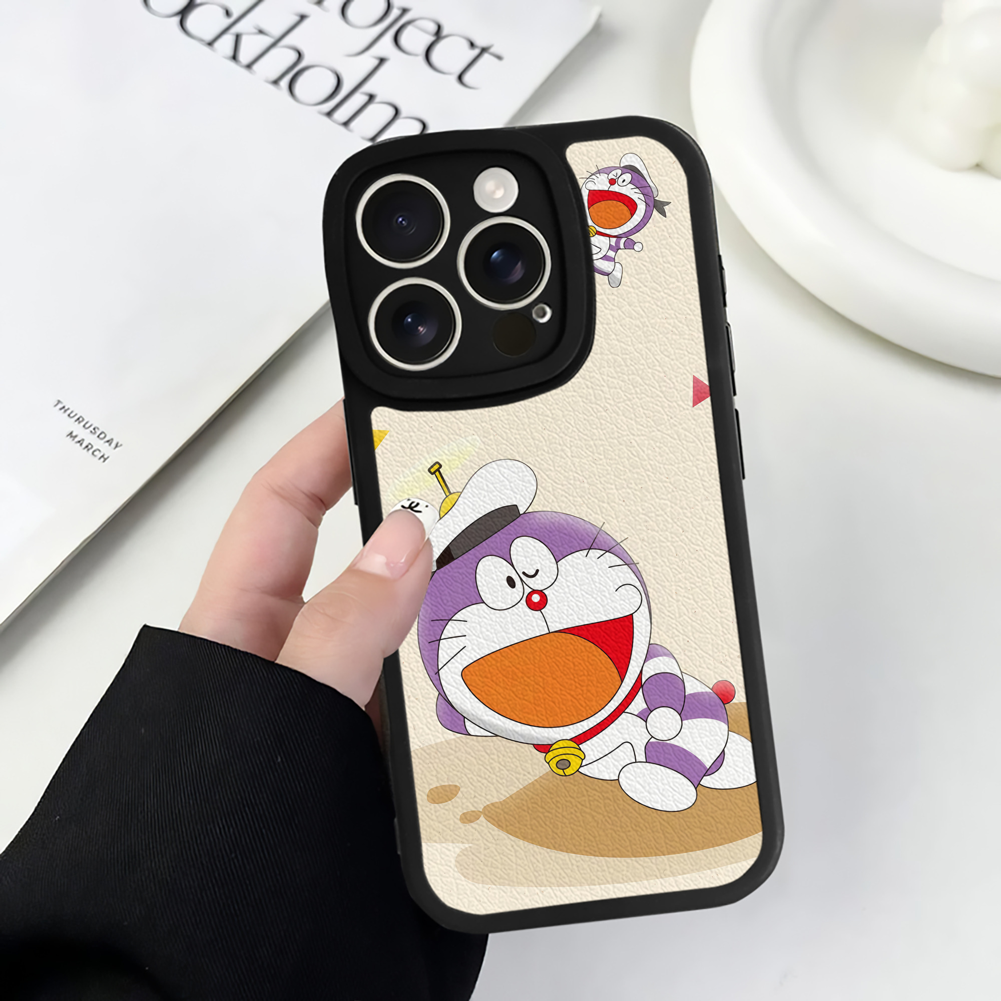 （画像用） ドラえもん Doraemon 【iPhone 16シリーズ対応】シリコンスマホケース（レザー調） 材質：シリコン